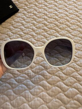 CHANEL White Oversized Square Sunglasses with Dark Gradient Lenses